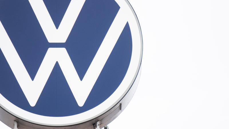 Das VW-Logo auf dem Dach des Markenhochhauses im Volkswagen Werk. Das VW-Logo auf dem Dach des Markenhochhauses im Volkswagen Werk.