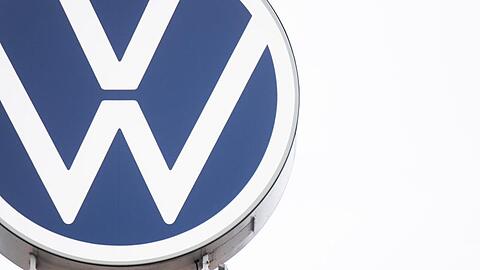 Das VW-Logo auf dem Dach des Markenhochhauses im Volkswagen Werk.