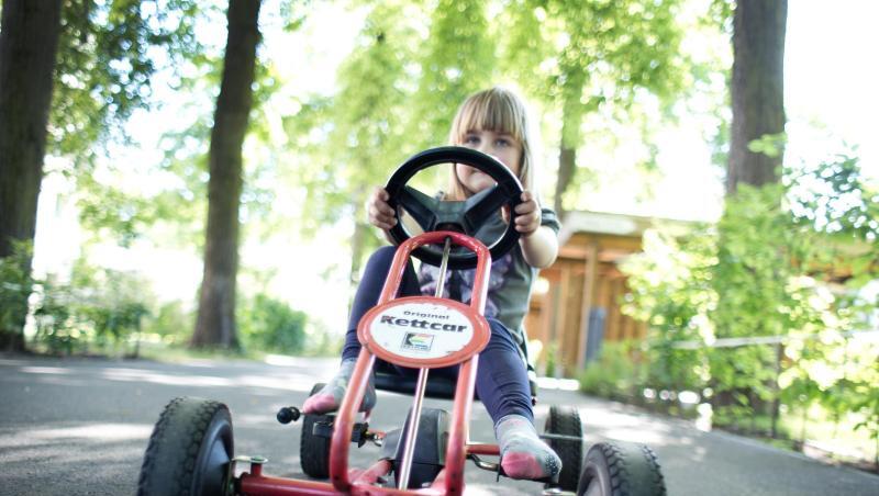 Das Tretauto namens Kettcar ist eines der bekanntesten Produkte der Firma Kettler. Das Tretauto namens Kettcar ist eines der bekanntesten Produkte der Firma Kettler.