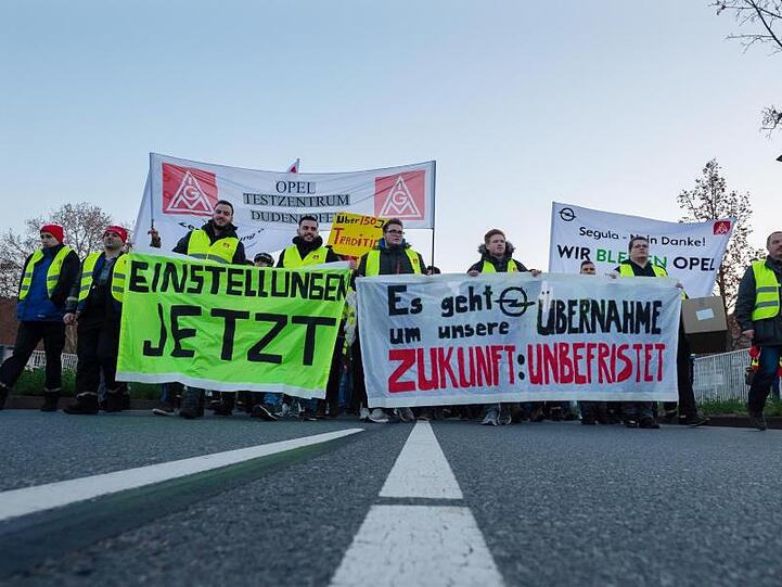 Beschäftigte von Opel nehmen an einer Demonstration am Stammsitz Rüsselsheim teil.
