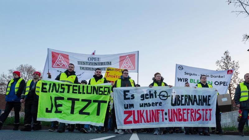 Beschäftigte von Opel nehmen an einer Demonstration am Stammsitz Rüsselsheim teil. Beschäftigte von Opel nehmen an einer Demonstration am Stammsitz Rüsselsheim teil.
