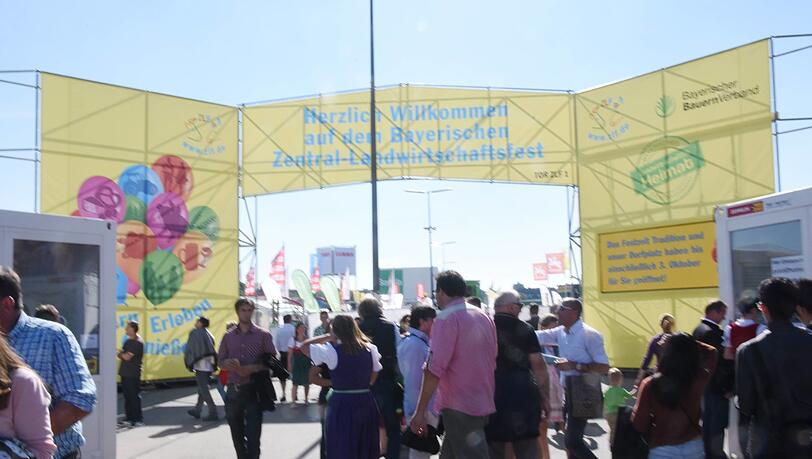 Am Eingang des letzten Zentral-Landwirtschaftsfestes 2016. Am Eingang des letzten Zentral-Landwirtschaftsfestes 2016.