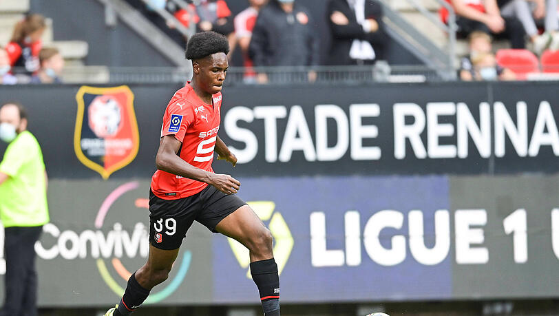 Mathys Tel bei seinem Profidebüt im August 2021 im Trikot von Stade Rennes. Mathys Tel bei seinem Profidebüt im August 2021 im Trikot von Stade Rennes.