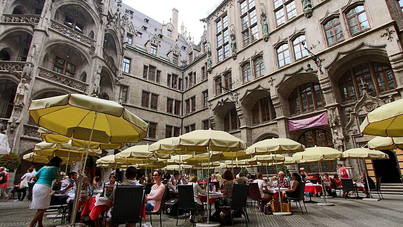 Auch beliebt bisher: Das Café im Innenhof des Rathauses. Auch das hat Ratskeller-Wirt Peter Wieser betrieben. (Archiv) Auch beliebt bisher: Das Café im Innenhof des Rathauses. Auch das hat Ratskeller-Wirt Peter Wieser betrieben. (Archiv)