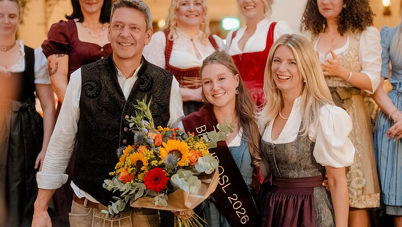 Bräurosl 2026 Sarah Marx (M.) aus Schwabing und die Bräurosl-Wirte Peter und Franziska Reichert. Die 27-jährige konnte die Jury bei der Wahl am Dienstagabend von sich überzeugen. Bräurosl 2026 Sarah Marx (M.) aus Schwabing und die Bräurosl-Wirte Peter und Franziska Reichert. Die 27-jährige konnte die Jury bei der Wahl am Dienstagabend von sich überzeugen.