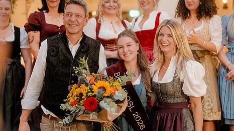 Br&auml;urosl 2026 Sarah Marx (M.) aus Schwabing und die Br&auml;urosl-Wirte Peter und Franziska Reichert. Die 27-j&auml;hrige konnte die Jury bei der Wahl am Dienstagabend von sich &uuml;berzeugen.