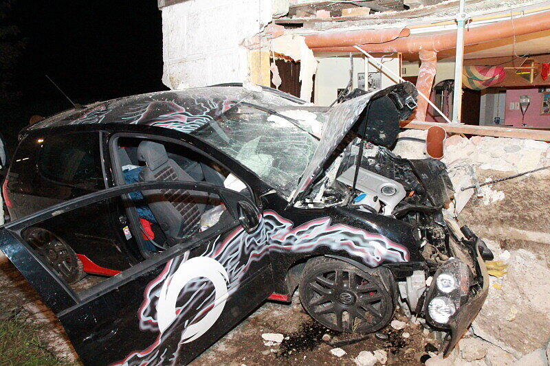 Ende einer Suff-Fahrt: Ein junger GTI-Fahrer hat die Kontrolle über sein Auto verlorenen und landete in der Hausmauer eines Swinger-Clubs. Die Bilder