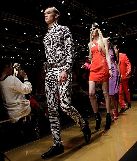 Leder, Nieten und knallige Farben dominieren die "Versace for H&M" Kollektion für Frauen und Männer.