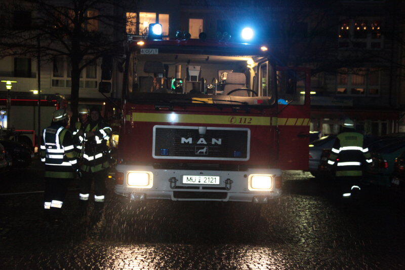In einem Dekogeschäft kam es am Freitag zu einem Brand. Die Feuerwehr rückte an und konnte den Brandherd löschen. Auslöser war vermutlich eine noch angezündete Kerze. Verletzt wurde niemand.