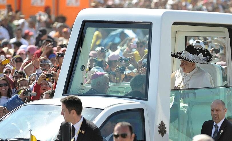 Andere Länder, andere Hüte: Keine Angst vor einem Fashion-Faux-Pas hat der Papst auch in Mexiko - stilsicher greift er zum Sombrero...