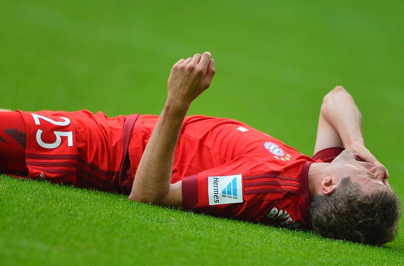 Am Boden: Thomas Müller nach der Niederlage gegen den FC Augsburg.
