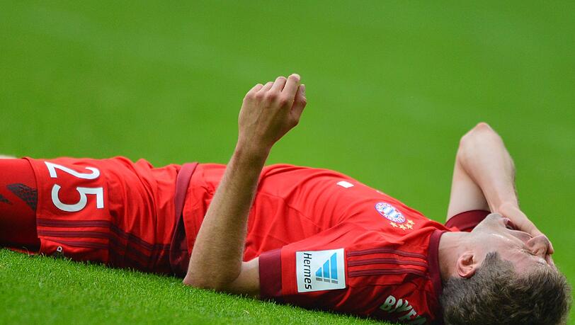 Am Boden: Thomas Müller nach der Niederlage gegen den FC Augsburg. Am Boden: Thomas Müller nach der Niederlage gegen den FC Augsburg.