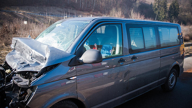Der Gefangenentransporter kollidierte mit einem Lkw, alle acht Insassen werden teils schwer verletzt.