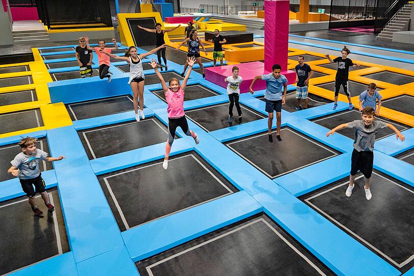 Du möchtest mit deinen Freunden eine coole Geburtstagsparty feiern? Dann komm in die MAXX Arena und feiert bei einer Jump Session oder bei einem Kletterabenteuer im Clip ?n Climb sowie in unserer Chill Area am Geburtstagstisch.