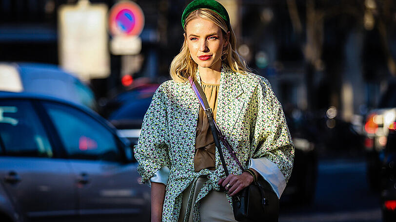 Influencerin Leonie Hanne mit It-Bag auf der Fashion Week in Paris.