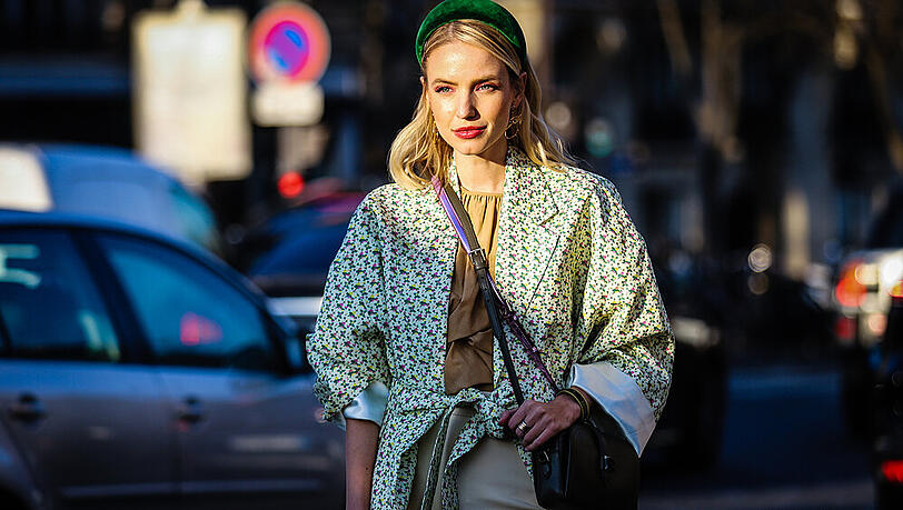 Influencerin Leonie Hanne mit It-Bag auf der Fashion Week in Paris.