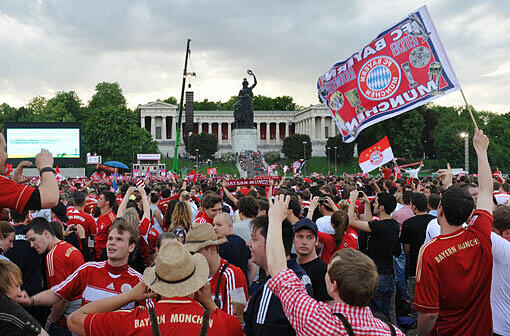 Finale dahoam 2012: Bayern-Fans beim Public Viewing auf der Theresienwiese.