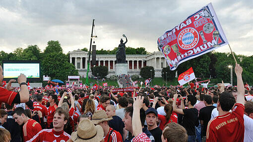 Finale dahoam 2012: Bayern-Fans beim Public Viewing auf der Theresienwiese. Finale dahoam 2012: Bayern-Fans beim Public Viewing auf der Theresienwiese.
