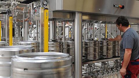 Bier wird in der Staatsbrauerei Rothaus in Baden-Württemberg in einer Abfüllanlage in Bierfässer gefüllt.