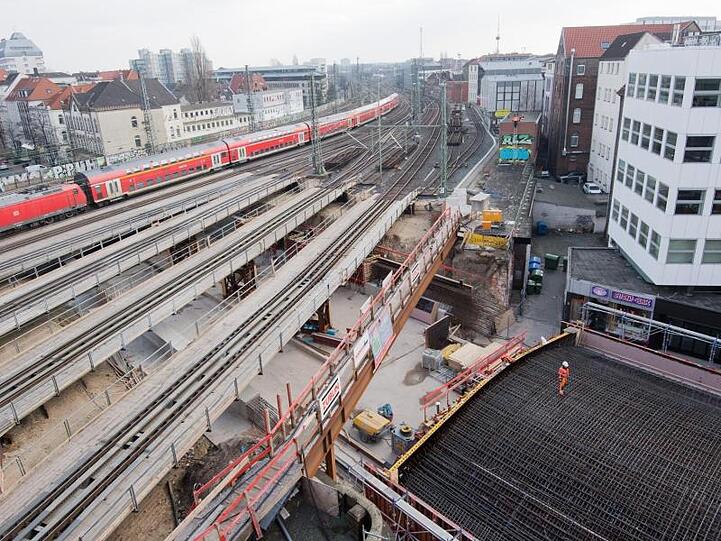 Arbeiter bauen ein Stahlbetonüberteil für die Erneuerung der Bahnbrücke über die Königsstraße in Nähe des Hauptbahnhofes in Hannover.