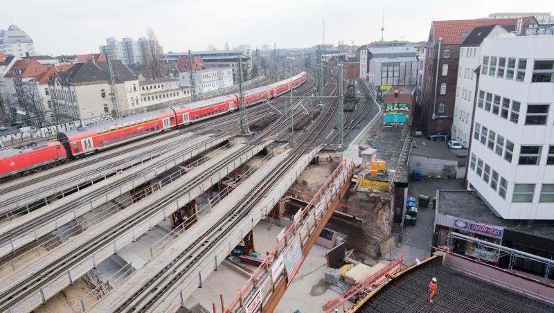 Arbeiter bauen ein Stahlbetonüberteil für die Erneuerung der Bahnbrücke über die Königsstraße in Nähe des Hauptbahnhofes in Hannover. Arbeiter bauen ein Stahlbetonüberteil für die Erneuerung der Bahnbrücke über die Königsstraße in Nähe des Hauptbahnhofes in Hannover.