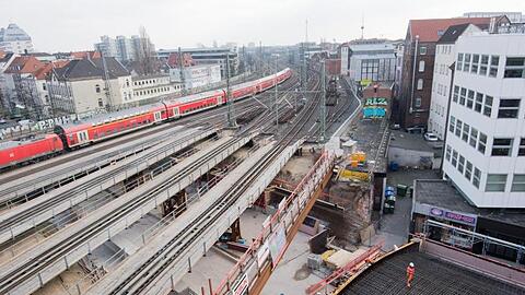 Arbeiter bauen ein Stahlbetonüberteil für die Erneuerung der Bahnbrücke über die Königsstraße in Nähe des Hauptbahnhofes in Hannover.