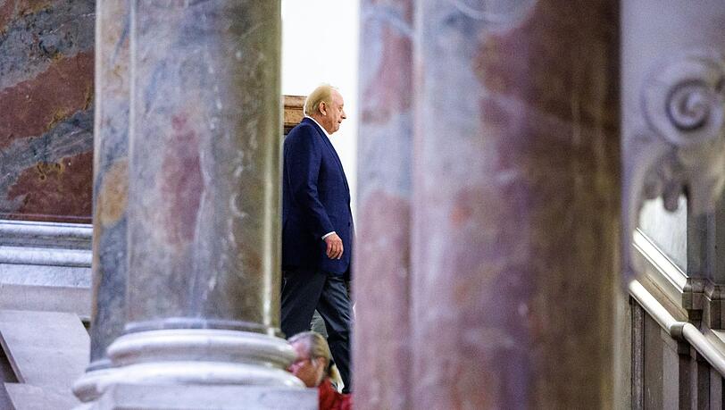 Star-Koch Alfons Schuhbeck verlässt in einer Prozesspause den Gerichtssaal. Star-Koch Alfons Schuhbeck verlässt in einer Prozesspause den Gerichtssaal.