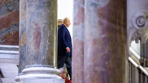 Star-Koch Alfons Schuhbeck verlässt in einer Prozesspause den Gerichtssaal.