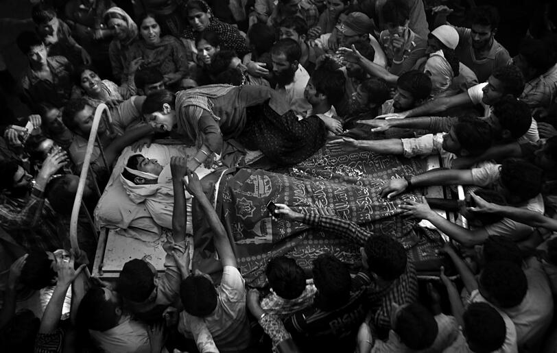 Feroz Ahmad, auch bekannt als Showkat wurde vom Militär getötet. Seine Schwester steigt zu ihm ins Bett, als seine Leiche zur Beerdigung in Pattan/Indien getragen wird. Atlaf Quadri bekam für dieses Foto den ersten Preis in der Kategorie "Menschen".