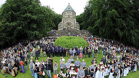 Monarchie-Fans würdigen 125. Todestag von Ludwig II. &ndash; Gedenkmesse am Starnberger See &ndash; Satirisches Contra: Mit Badeente und Taucherbrille zum Gedenkkreuz. Die Eindrücke aus Berg