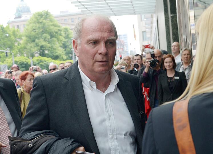 Berlin! Berlin! Der FC Bayern ist am Regent Hotel angekommen. Die Bilder