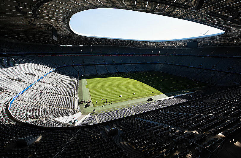 Schluss mit Hybrid-Rasen: Die Allianz Arena bekommt einen neuen, klassischen Naturrasen. Die Bilder.