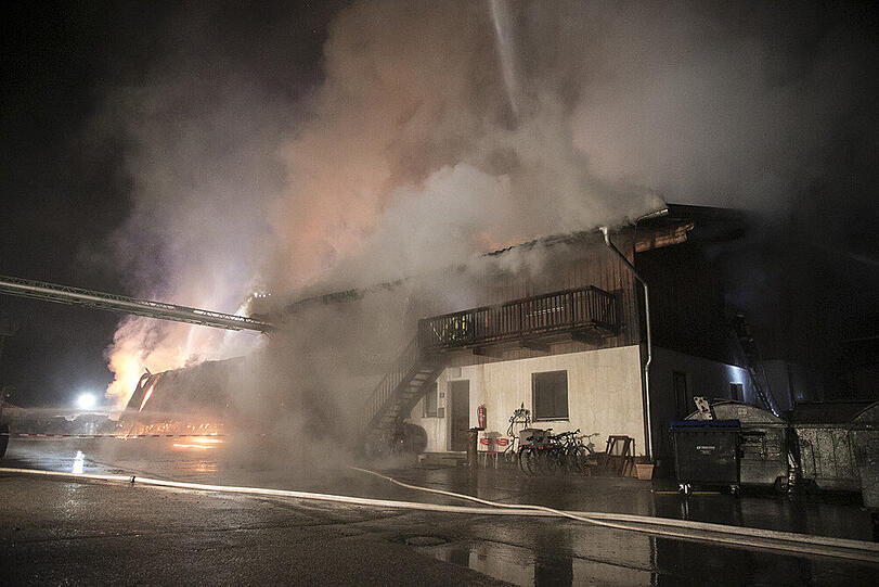 Bilder vom großen Feuerwehreinsatz in Fridolfing am Dienstagabend. Der Sachschaden ist nach dem Brand eines Sägewerks immens.