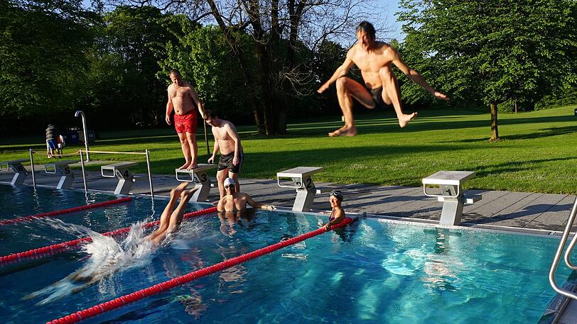 Im Schyrenbad in Untergiesing findet traditionell der Auftakt zur Münchner Freibadsaison statt.