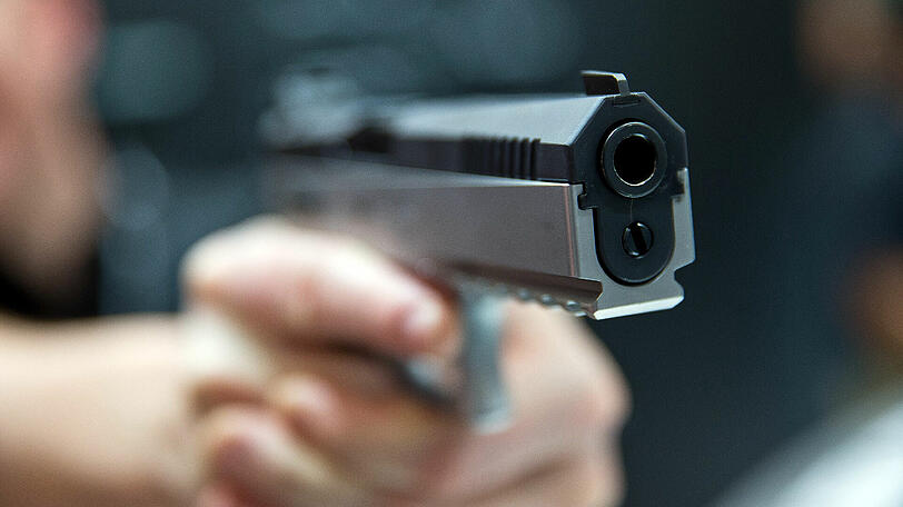 Die Polizisten drohten, Gebrauch von ihrer Schusswaffe zu machen.