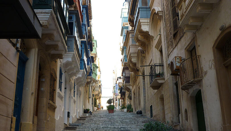 Die Hauptstadt Valletta wird auch als "Stadt der Treppen" bezeichnet. Die Hauptstadt Valletta wird auch als "Stadt der Treppen" bezeichnet.