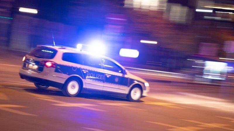 Ein Polizeiauto fährt unter Einsatz von Blaulicht und Sirene eine Straße entlang. Foto: Lino Mirgeler/dpa/Archivbild