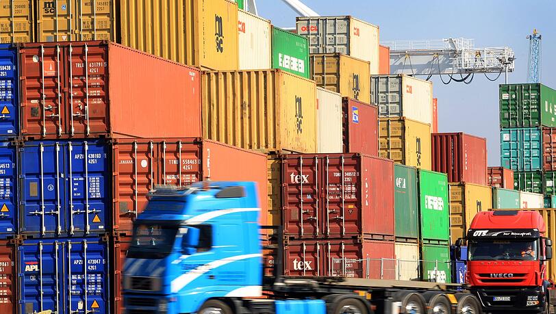 Am Containerhafen werden Container verladen.