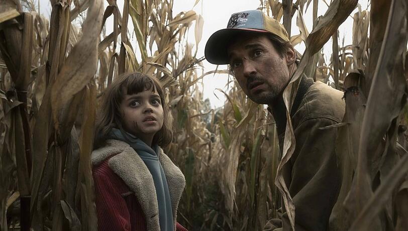 Als Familienvater versucht Florian David Fitz in "Das Signal", seine verschwundene Ehefrau wiederzufinden (hier im Bild mit Yuna Bennett).