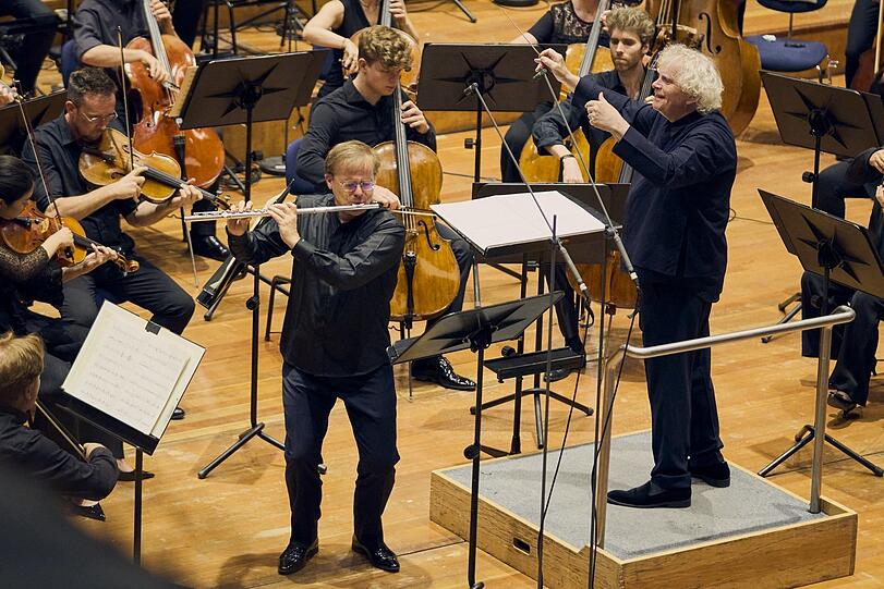 Simon Rattle mit Fl&ouml;tist Henrik Wiese.