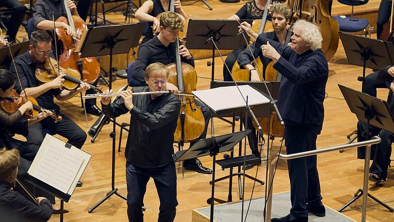 Simon Rattle mit Fl&ouml;tist Henrik Wiese.