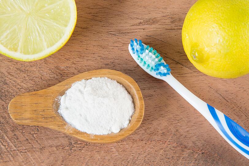 Gegen Verfärbungen an den Zähnen kann die Lösung aus Zitronensaft und Natron mit einem Wattestäbchen oder einer Zahnbürste aufgetragen und nach maximal einer Minute abgespült werden. Nach der Anwendung sollte man mindestens 30 Minuten warten, bis man nochmals Zähne putzt, denn sonst leidet der Zahnschmelz. Schonender: das Einreiben der Zähne mit der weißen Seite der Zitronenschale. Gegen Verfärbungen an den Zähnen kann die Lösung aus Zitronensaft und Natron mit einem Wattestäbchen oder einer Zahnbürste aufgetragen und nach maximal einer Minute abgespült werden. Nach der Anwendung sollte man mindestens 30 Minuten warten, bis man nochmals Zähne putzt, denn sonst leidet der Zahnschmelz. Schonender: das Einreiben der Zähne mit der weißen Seite der Zitronenschale.