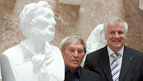 Der Bildhauer Bert Gerresheim (l) und Bayerns Ministerpräsident Horst Seehofer (CSU) stehen am Mittwoch (28.07.2010) in der Walhalla in Donaustauf (Oberpfalz) neben der Büste des Dichters Heinrich Heine. Der Bildhauer Bert Gerresheim (l) und Bayerns Ministerpräsident Horst Seehofer (CSU) stehen am Mittwoch (28.07.2010) in der Walhalla in Donaustauf (Oberpfalz) neben der Büste des Dichters Heinrich Heine.