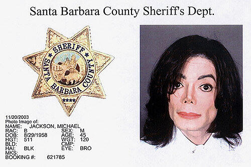 Michael Jackson war im Jahr 2003 aufgrund einer Klage wegen angeblichen Kindesmissbrauchs von der Polizei in Santa Barbara kurzzeitig festgenommen worden. Gegen eine Kautionszahlung kam er auf freien Fuß.