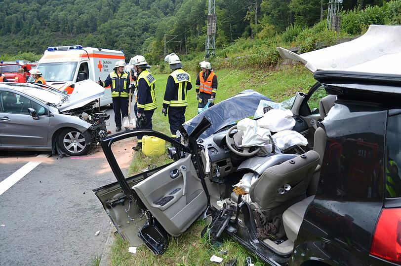 Rettungskräfte sind nach einem Unfall auf der Bundesstraße vor Ort (Szenefoto).