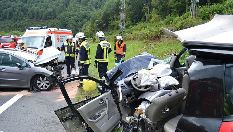 Rettungskräfte sind nach einem Unfall auf der Bundesstraße vor Ort (Szenefoto). Rettungskräfte sind nach einem Unfall auf der Bundesstraße vor Ort (Szenefoto).