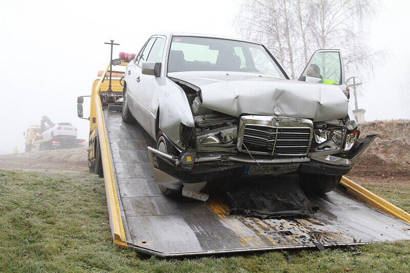 Der Mercedes ist am frühen Morgen in einen Bauernhof gekracht. Kurz darauf rutschte ein zweites Auto auf den Bauernhof zu.