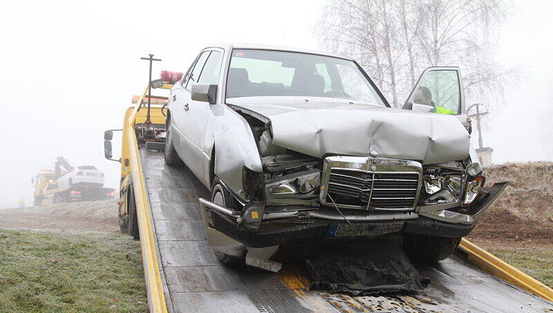 Der Mercedes ist am frühen Morgen in einen Bauernhof gekracht. Kurz darauf rutschte ein zweites Auto auf den Bauernhof zu. Der Mercedes ist am frühen Morgen in einen Bauernhof gekracht. Kurz darauf rutschte ein zweites Auto auf den Bauernhof zu.