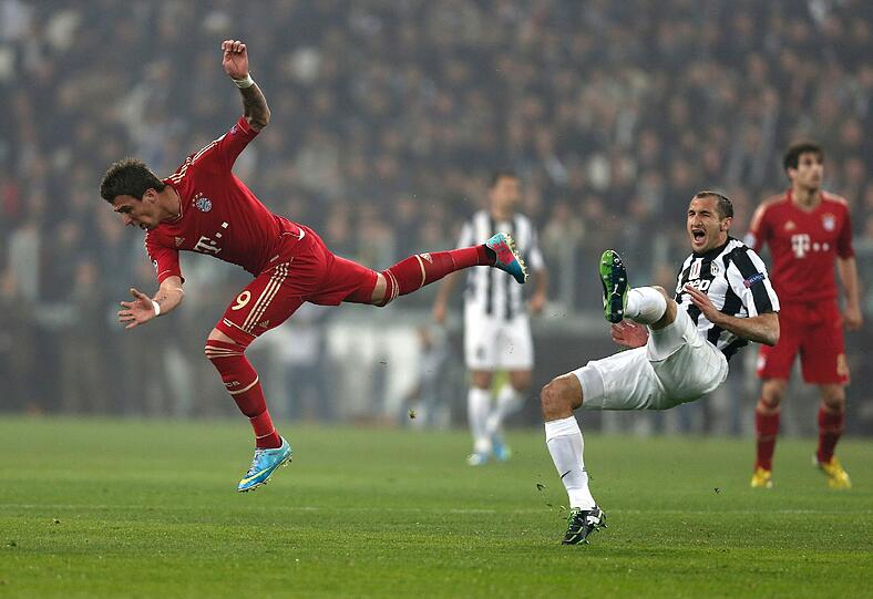 MARIO MANDZUKIC: Note 2. Aufreibend - als Stürmer und erster Verteidiger. Doppelt gut, köpfte das 1:0 nach Buffon-Abklatscher (64.), sein zweites Champions-Tor. Sah früh Gelb (7.), fehlt daher gesperrt im ersten Halbfinale.