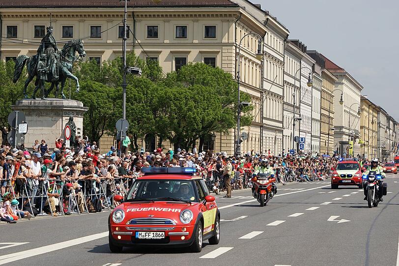München feiert das 150-jährige Bestehen ihrer Feuerwehr mit einer großen Parade.
